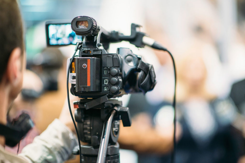 Videokamera auf Stativ